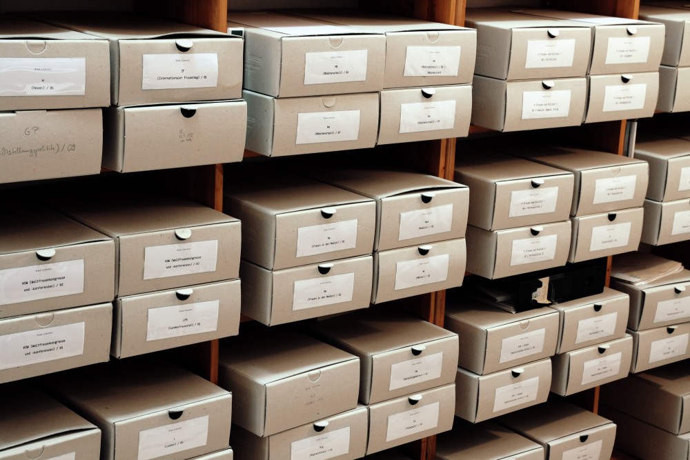 Regale voller grauer und beschrifteter Archivboxen / Bildrechte: MONAliesA