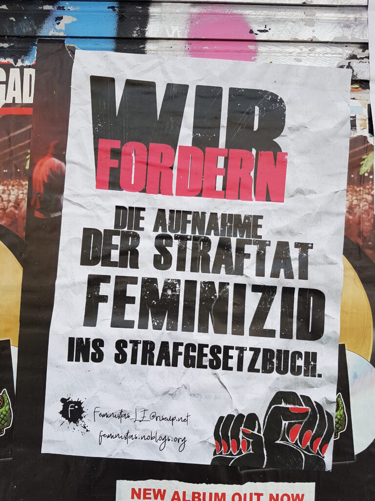 Plakat: Feminizid ins Strafgesetzbuch 2021, Feministas Leipzig; Caroline Dalibur (Fotografin), Rechte vorbehalten
