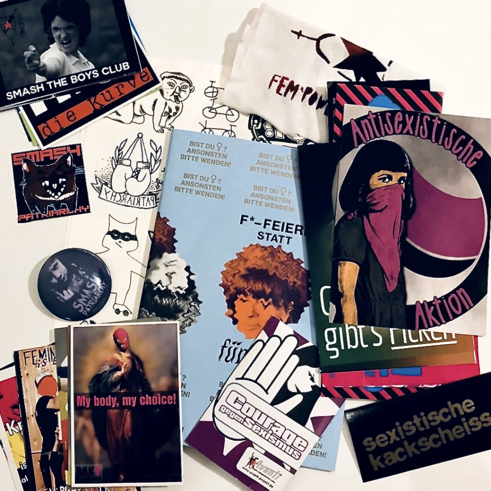 Sticker, Button, Broschüre und Aufnäher mit Schrift und Graphik / Bildrechte: Rechte vorbehalten