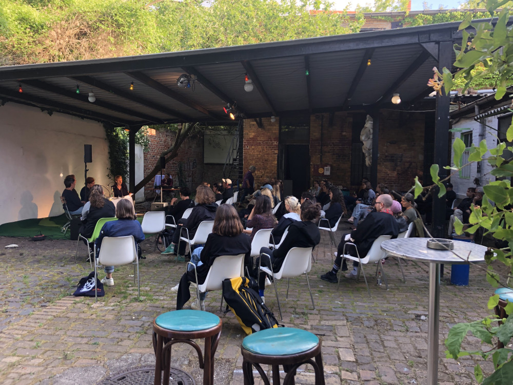 Publikum lauscht gespannt einer Lesung / Bildrechte: MONAliesA